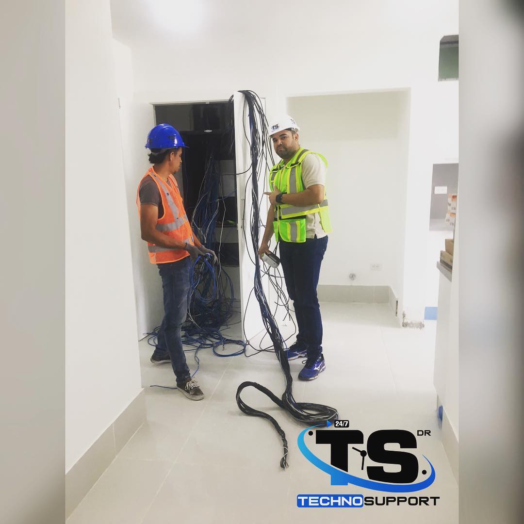 Técnicos de Technosupport DR revisando una instalación de cableado